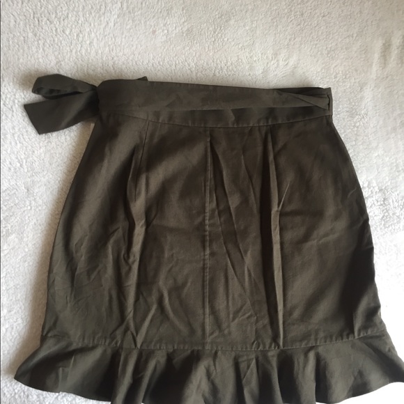Club Monaco Women’s Skirt - Picture 4 of 6
